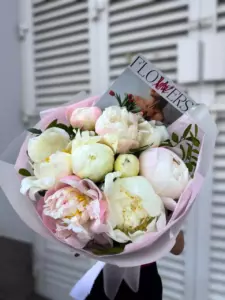 Фото букета «Букет 9 Белых Пионов с Лентами и Эвкалиптом «Лунный Шёпот» в Анталье» — Цветы Анталья - Доставка цветов Flowers Place, фото 1 из 2
