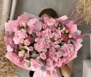 Фото букета «Композиция из 15 розовых кустовых и 11 диантусов с эвкалиптом «Тайные Сны» в Анталье» — Цветы Анталья - Доставка цветов Flowers Place, фото 1 из 2