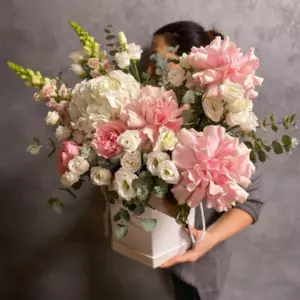 Фото букета «Композиция из 11 роз и эустомы в коробке «Нежный Ветер» в Анталье» — Цветы Анталья - Доставка цветов Flowers Place, фото 1 из 3