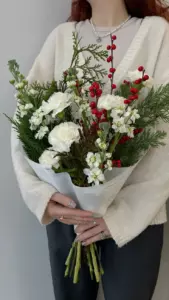 Фото букета «Букет Диантус 6 Маттиола 5 Рябина 3 в цветном крафте «Зимняя элегия» в Айя-Напе» — Доставка цветов в Айя-Напе, фото 1 из 1