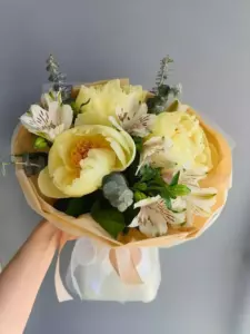 Фото букета «Букет Альстромерий 7 Пионов 3 в Лентах «Нежный Вздох» в Айя-Напе» — Доставка цветов в Айя-Напе, фото 1 из 1