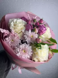 Фото букета «Композиция из 4 роз и 3 хризантем с альстромерией в лиловых тонах «Летний Вальс» в Айя-Напе» — Доставка цветов в Айя-Напе, фото 1 из 1
