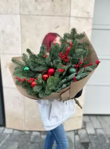 Фото букета «Букет еловых ветвей и рябины «Крафтовый Оракул» Бали» на Бали — Цветы на Бали - Доставка цветов Flowers Place, фото 1 из 1