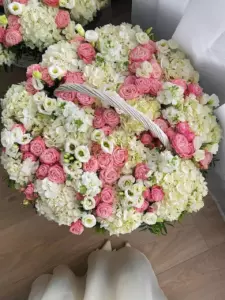 Фото букета «Композиция 22 Гортензия Белая, 17 Роза Кустовая (Ветка) Розовая, 13 Эустома Белая (Лизиантус) в корзине на Бали» — Цветы на Бали - Доставка цветов Flowers Place, фото 1 из 2