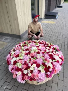 Фото букета «Композиция из 123 роз и пионов с гортензией в корзине «Сладкий шепот» в Дубае» — Цветы Дубай - Доставка цветов Flowers Place, фото 1 из 1