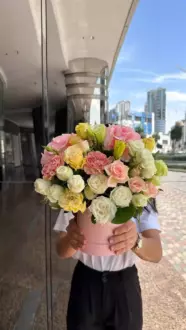 Фото букета «Букет Розы 15 Диантусы 7 Эустомы 3 Лентами «Вуаль Чувств» в Дубае» — Цветы Дубай - Доставка цветов Flowers Place, фото 1 из 2