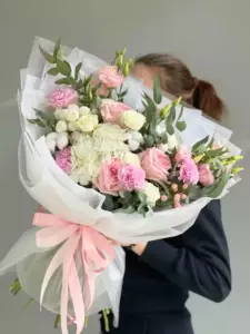 Фото букета «Композиция из 6 роз 5 диантусов и 4 эустом в лентах «Нежный шёпот» в Ереване» — Цветы Ереван - Доставка цветов Flowers Place, фото 1 из 1
