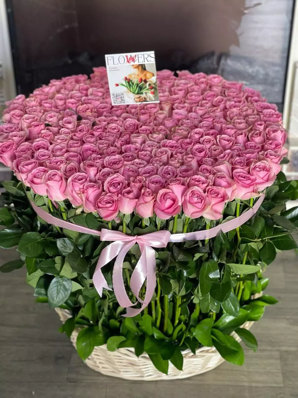 Корзинный букет из 151 розы малиново-розовый «Тайна Прованса» в Париже