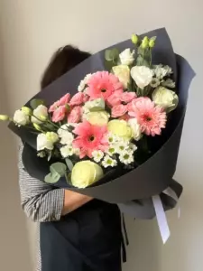 Фото букета «Композиция из 5 белых роз 3 бордовых гербер и 5 полевых ромашек «Тайна рассвета» в Нячанге» — Цветы Нячанг - Доставка цветов Flowers Place, фото 1 из 1