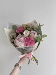 Фото букета «Букет 4 Роза Одноголовая Белая, 3 Зелень В Ассортименте, 2 Диантус (Гвоздика) в Нячанге» — Цветы Нячанг - Доставка цветов Flowers Place, фото 1 из 2