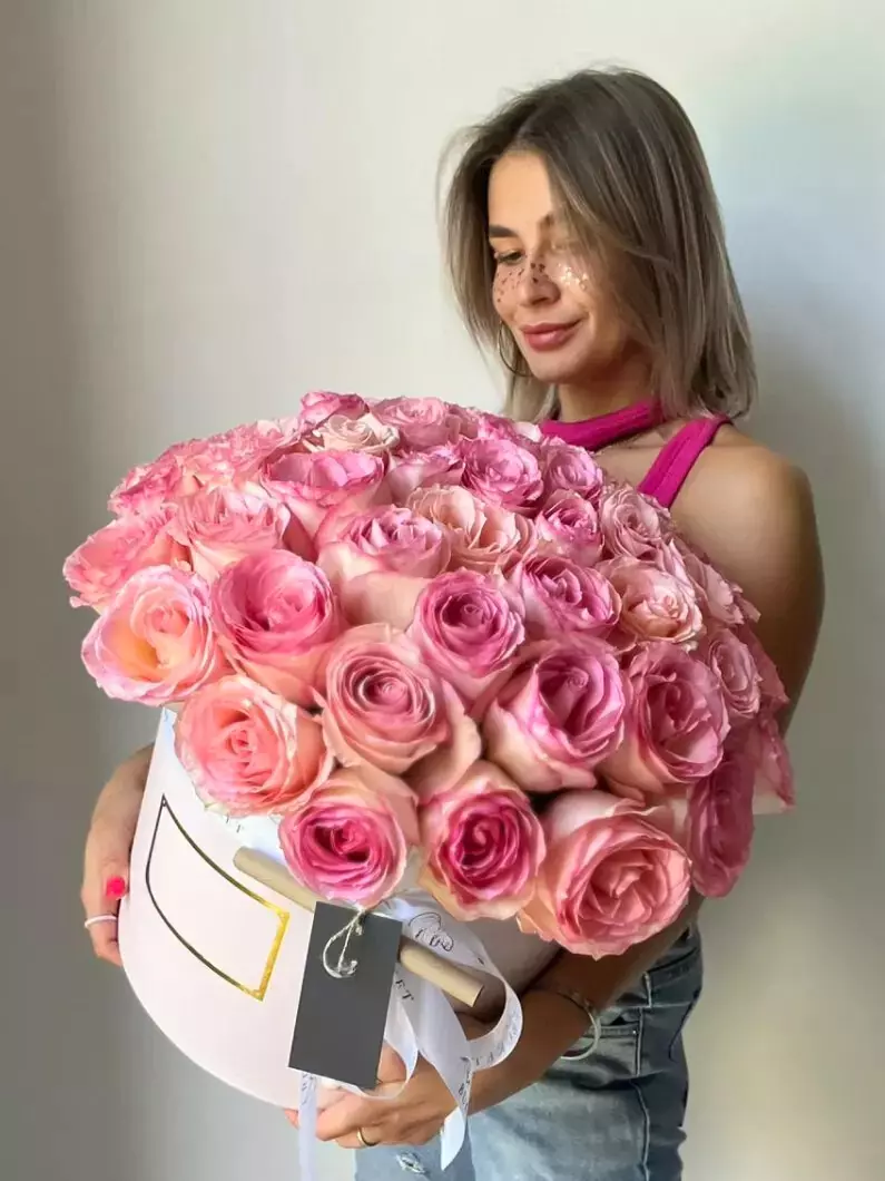 Корзинный букет из 51 розы малиново-персиковый с лентами «Вечерняя заря» Карловы Вары