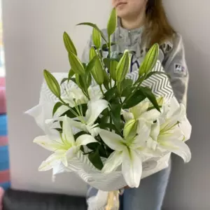 Фото букета «Букет 6 Белых Лилий с Лентами и Эко Бумагой «Тайна Весенней Зари» в Праге» — Цветы Прага - Доставка цветов Flowers Place, фото 1 из 2