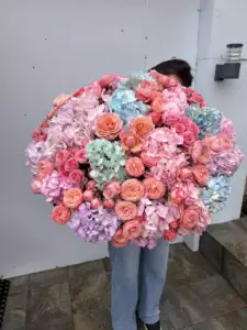 Фото букета «Композиция 9 Роза Кустовая (Ветка) Розовая, 9 Пионовидная Роза (Розовая) - Миранда, 8 Гортензия Розовая в корзине на Самуи» в Самуи — Цветы Самуи- Доставка цветов Flowers Place, фото 1 из 3