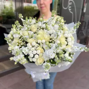 Фото букета «Композиция из 17 роз 15 эустом и 13 хризантем в лентах «Лунный Ветер» Сейшеллы» на Сейшеллах — Цветы Сейшелы - Доставка цветов Flowers Place, фото 1 из 2