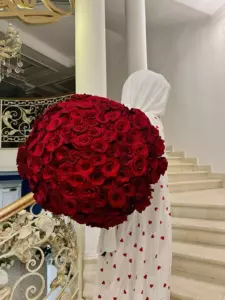 Фото букета «Букет 151 красной розы «Бархатный вечер»» в По всему миру — Доставка цветов Flowers Place, фото 1 из 1